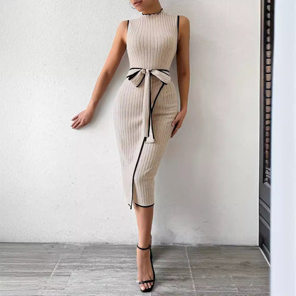 Vestido elegante sin mangas con cinturón y corte slim