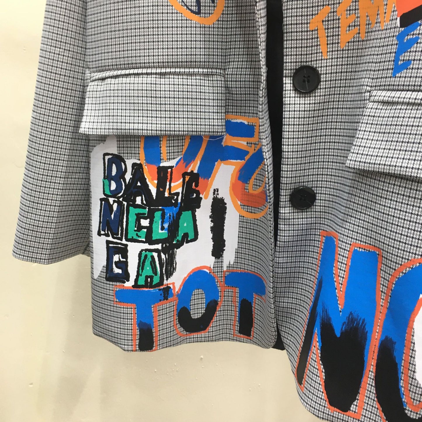 Traje de manga larga con grafiti y letras coloridas, traje de nicho con sentido de diseño para mujer