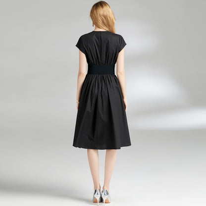 Robe noire ajustée à taille cintrée et col en V