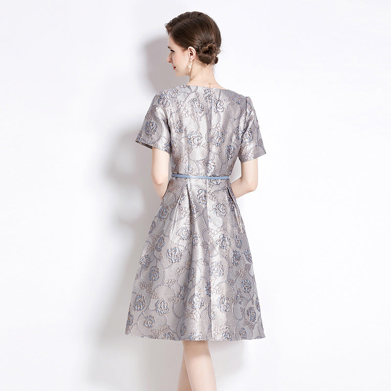 Robe élégante en jacquard floral à taille fine pour femme