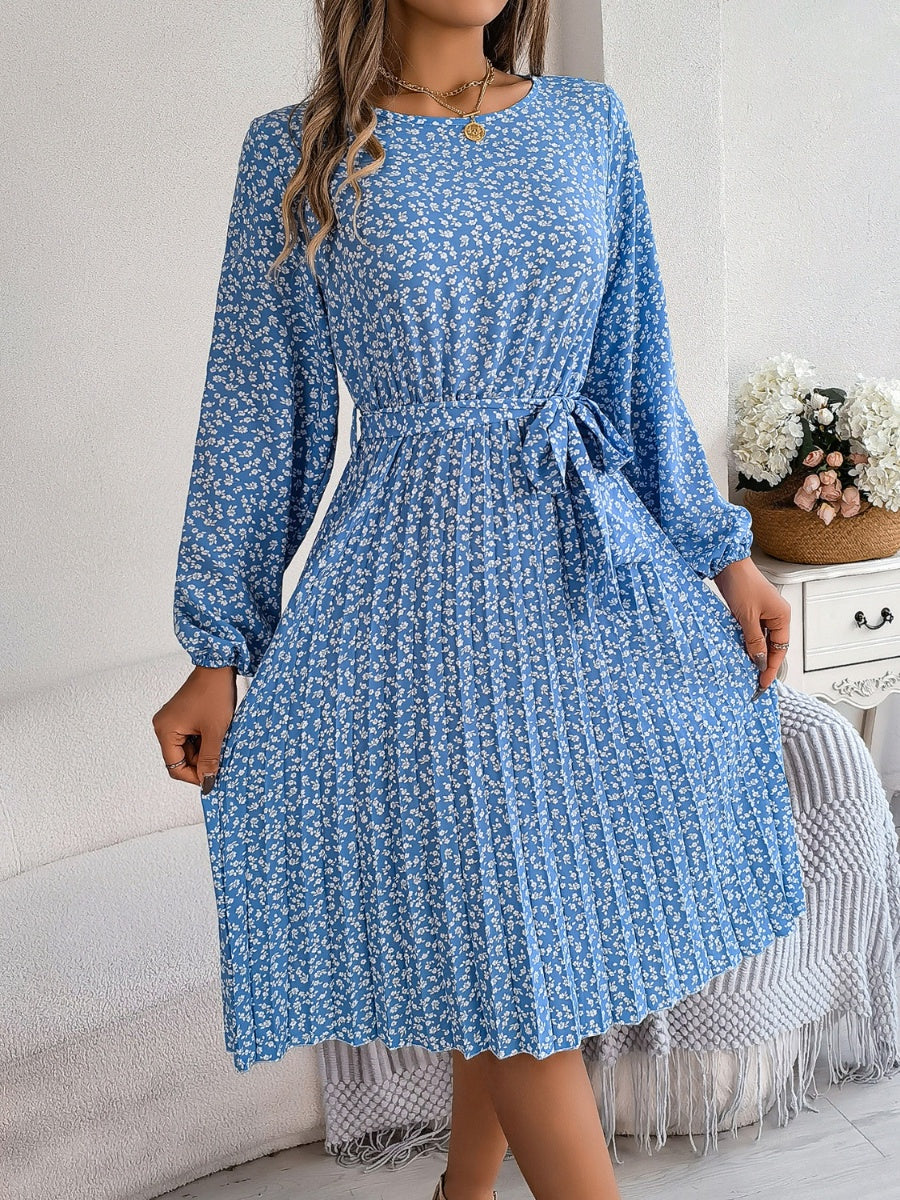 Robe plissée à petites fleurs nouée à la taille