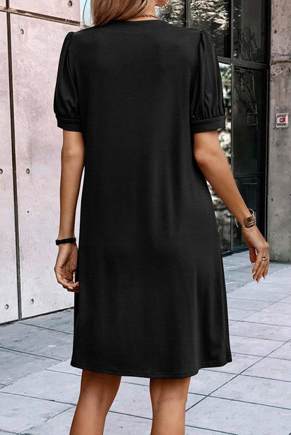 Vestido estilo camiseta recto con cuello entallado y mangas abullonadas plisadas negro