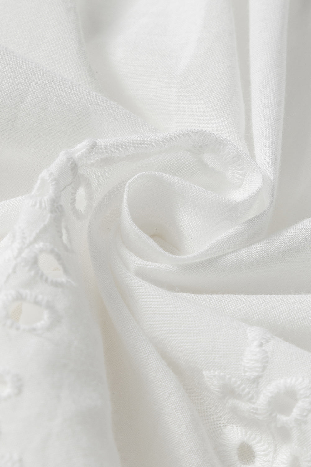 Mini-robe smockée blanche à bretelles réglables