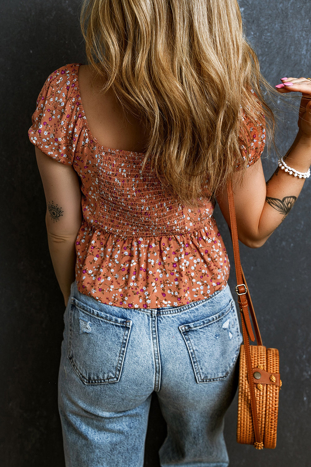 Blusa peplum fruncida con cordón floral de llama dorada