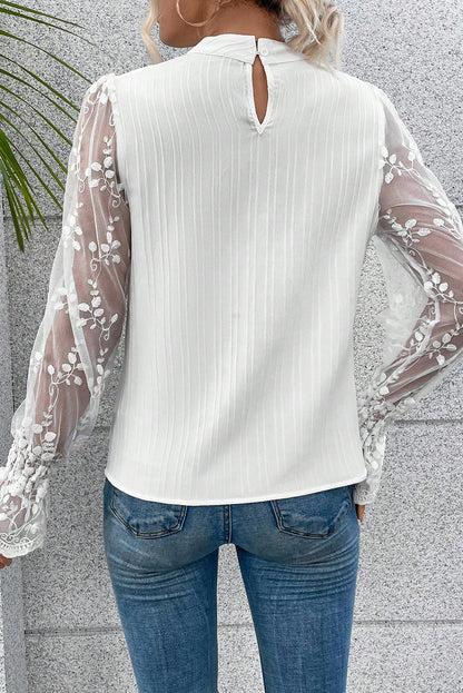 Blouse blanche à col montant et manches en dentelle contrastée texturée