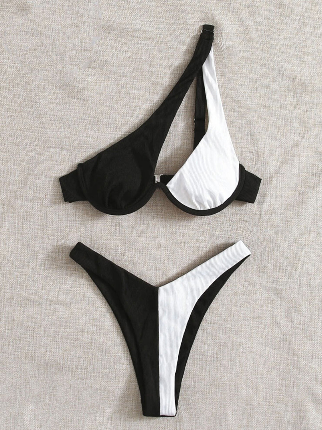 Ensemble de bikini deux pièces contrasté à épaule unique