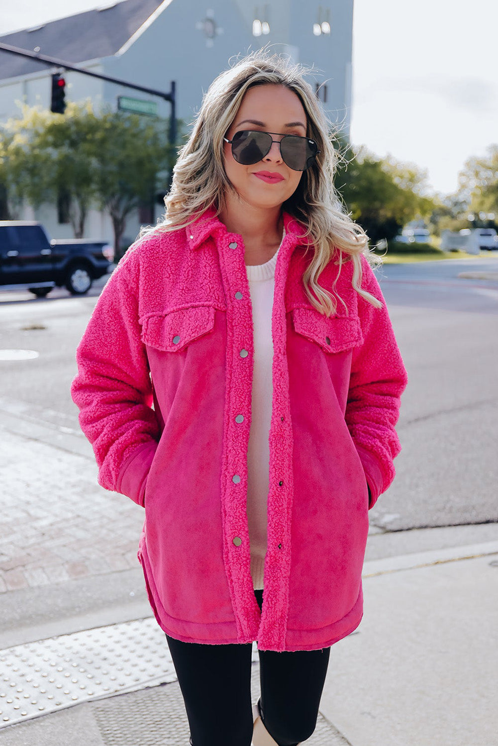 Chaqueta con botones y patchwork de sherpa de ante sintético en rosa brillante