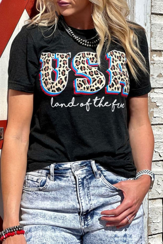 Camiseta con estampado de lema de la tierra de los Estados Unidos, leopardo negro, libre