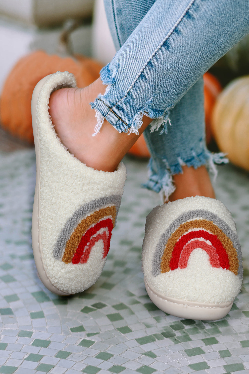 Zapatillas de casa de invierno de felpa con arco iris blanco brillante