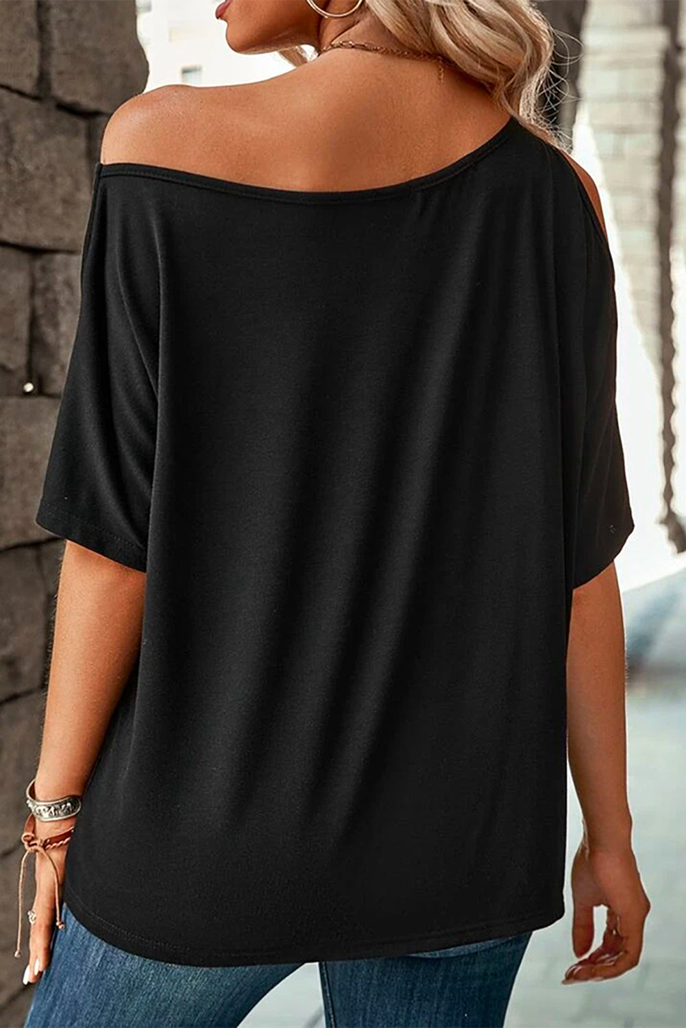 Camiseta informal holgada con cuello asimétrico liso negro