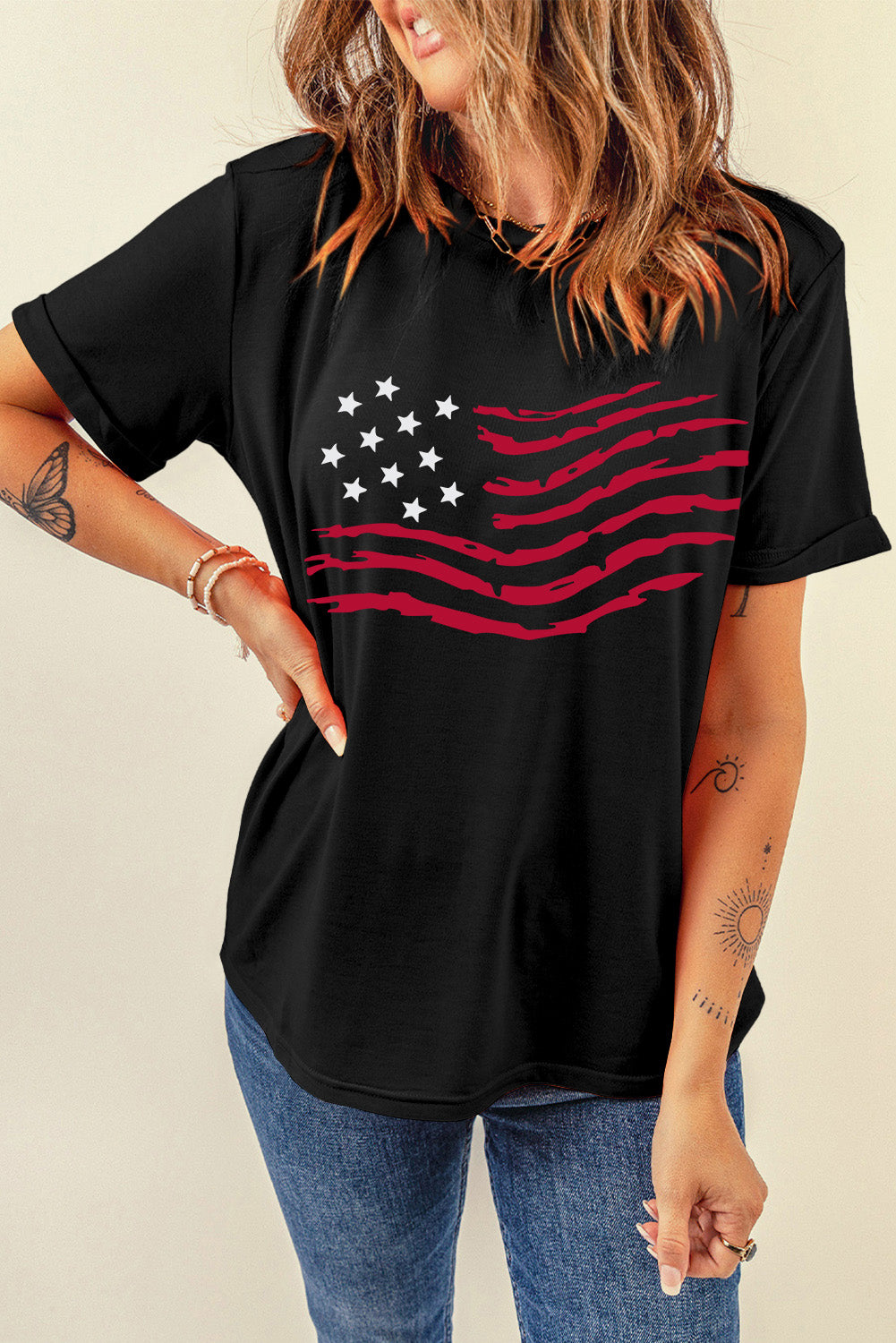 Camiseta negra con cuello redondo y gráfico de bandera americana