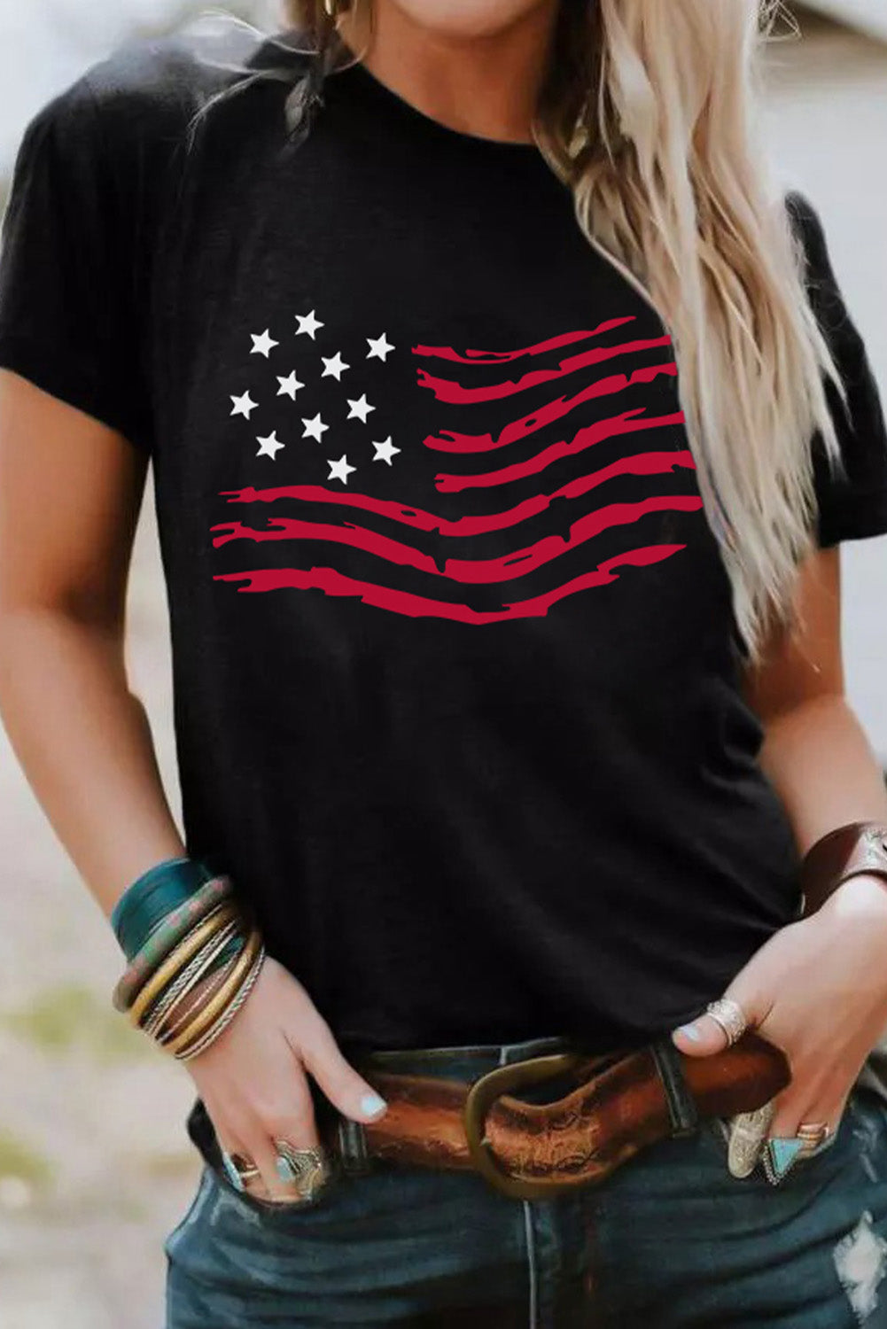 Camiseta negra con cuello redondo y gráfico de bandera americana