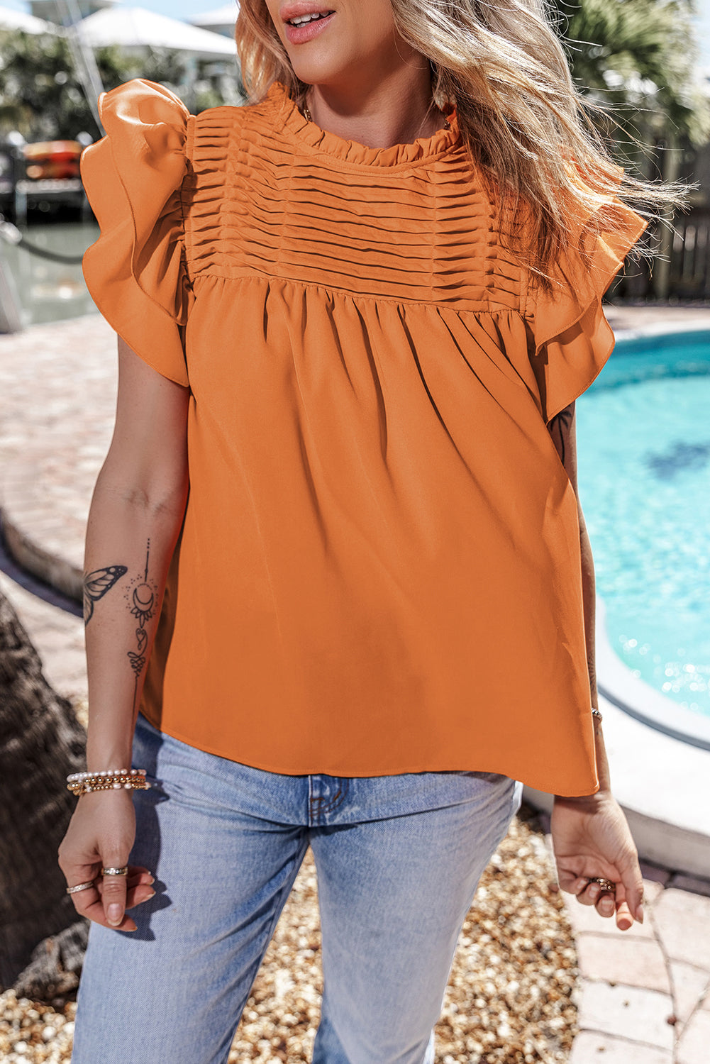 Blusa con mangas fruncidas y volantes en naranja pomelo