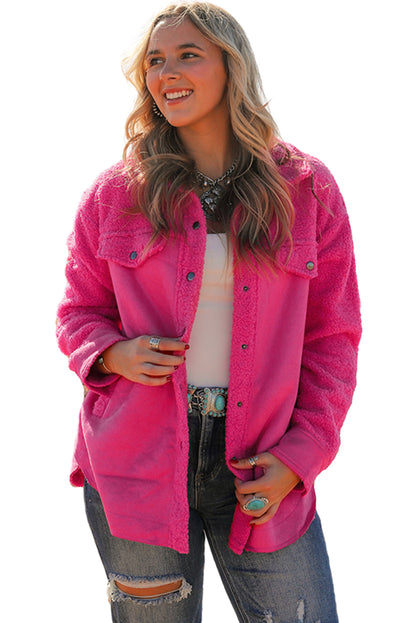 Chaqueta con botones y patchwork de sherpa de ante sintético en rosa brillante