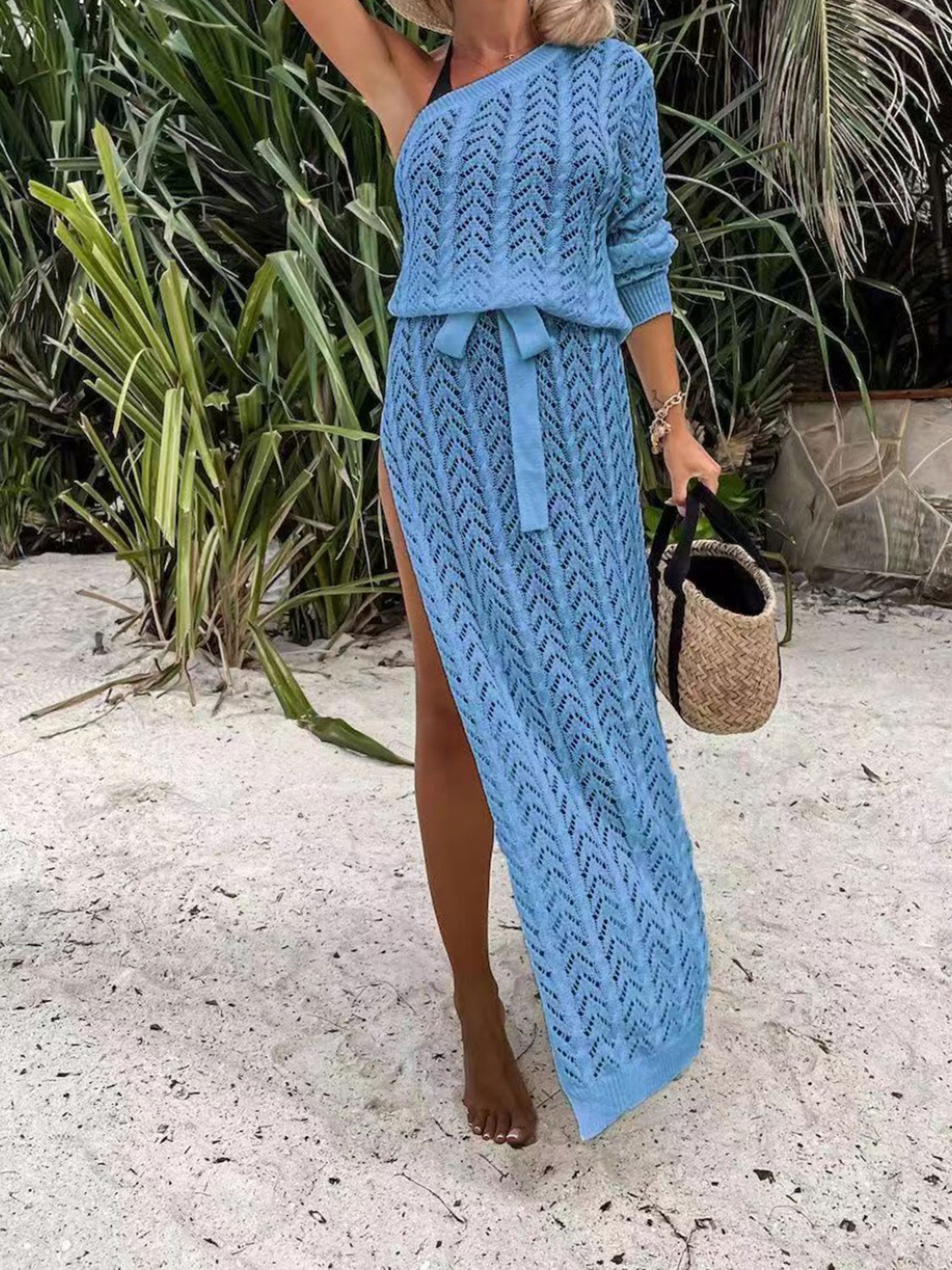 Robe en tricot ajourée et fendue à une épaule