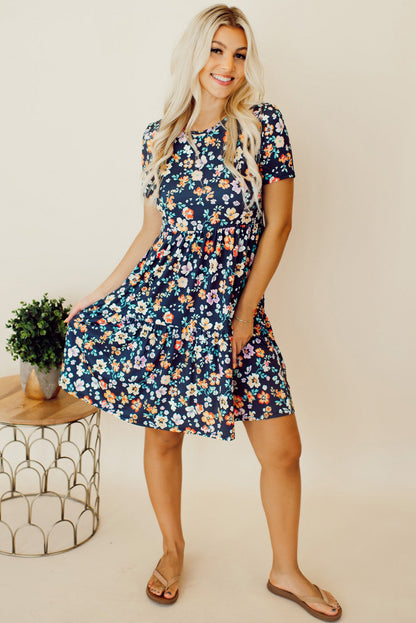 Vestido azul de manga corta con estampado floral