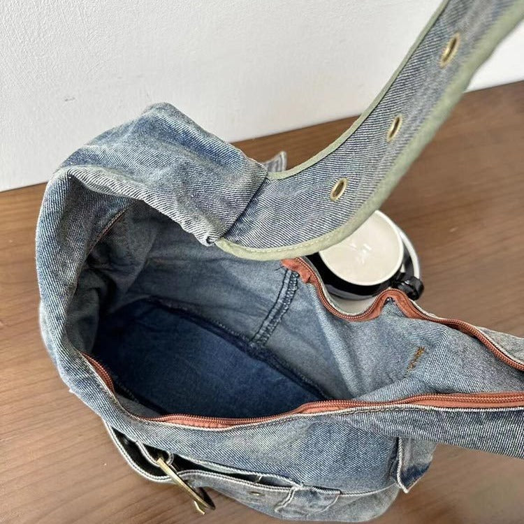 Sac à bandoulière en denim délavé vintage au design d'intérêt spécial