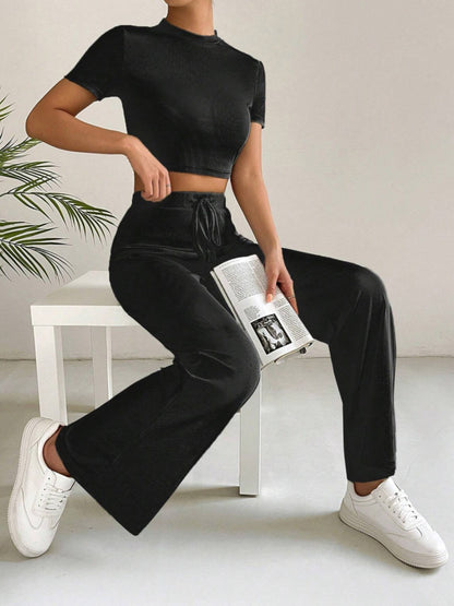 Conjunto de top con cuello simulado y pantalones de cintura alta con cordón