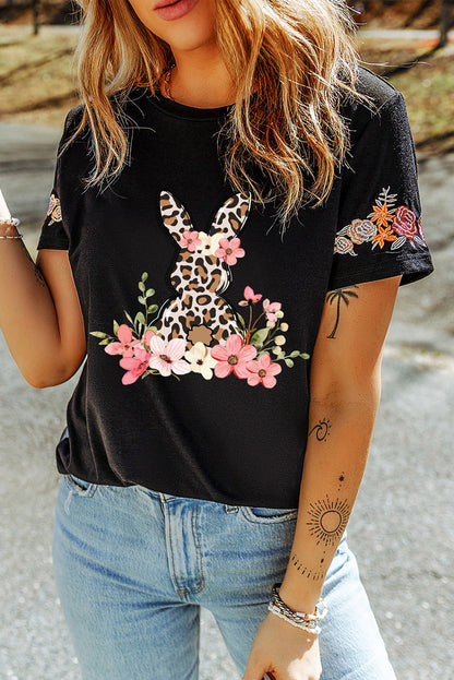 Camiseta negra con cuello redondo y estampado de flores con estampado de conejito de Pascua