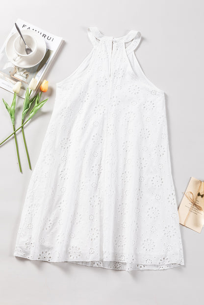 Robe blanche sans manches à col licou et motif à œillets style Boho