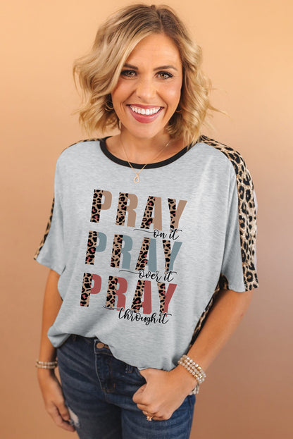 Camiseta holgada con manga dolman y estampado de leopardo en contraste con eslogan PRAY gris