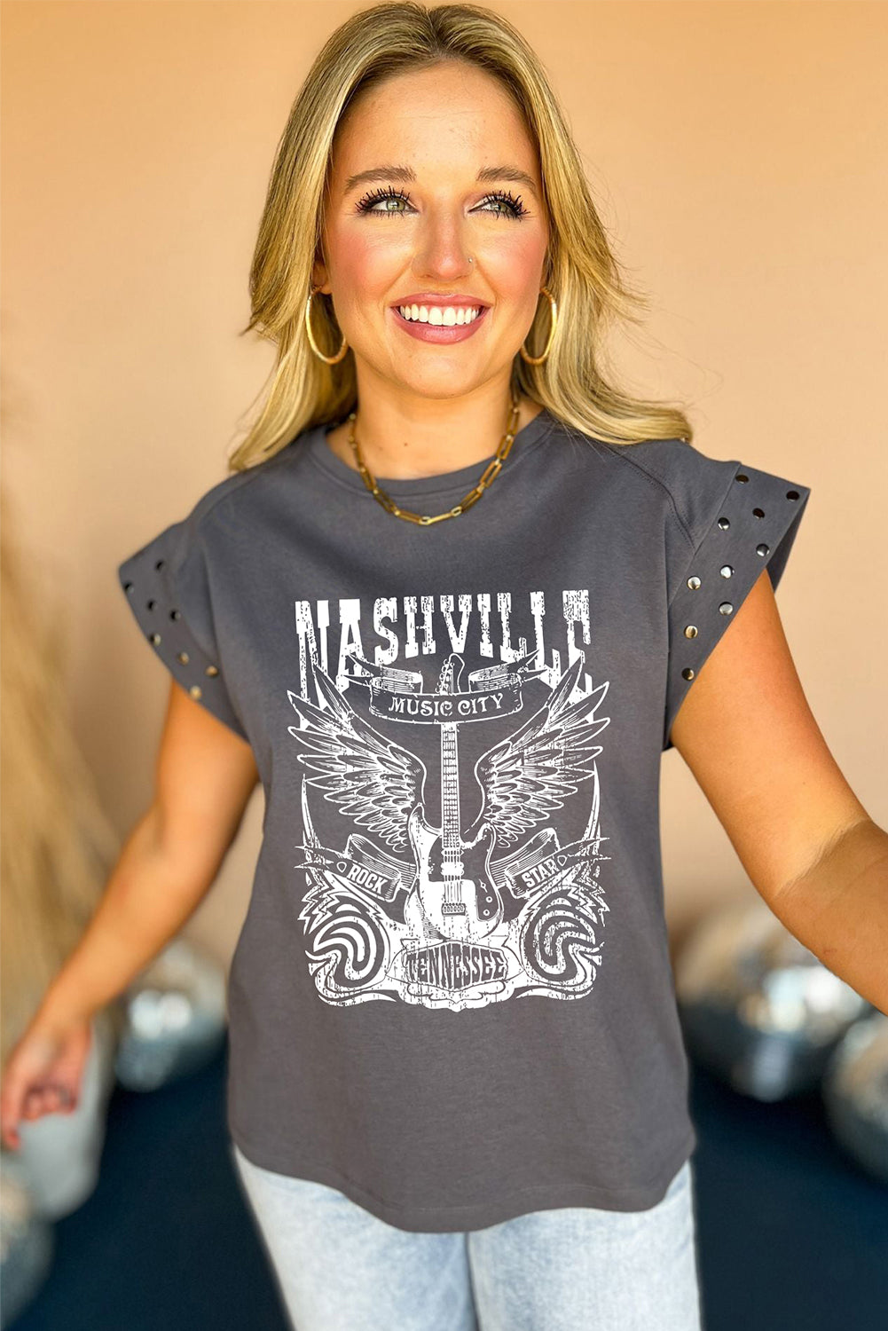 Camiseta gris oscuro con puños y tachuelas con gráfico NASHVILLE Music City