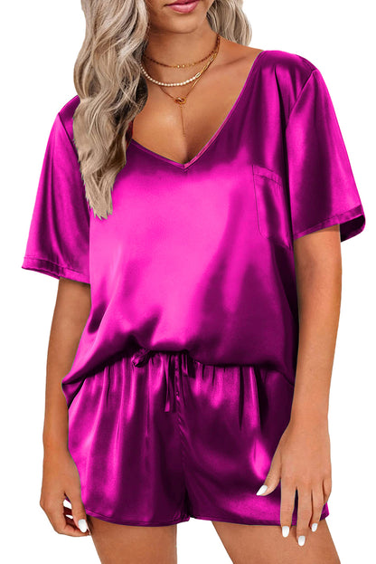 Conjunto de camiseta con cuello en V de satén rosa brillante y pantalones cortos con cordón