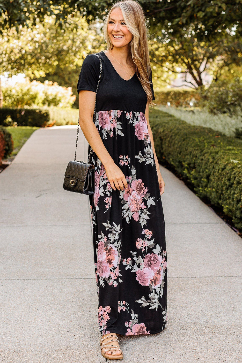 Robe longue noire à fleurs contrastées, taille empire