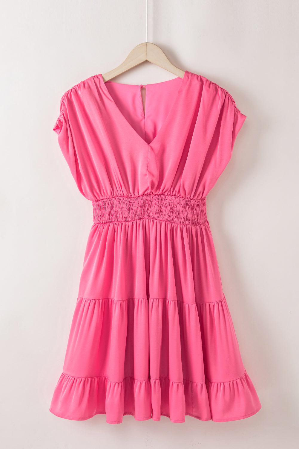 Robe rose fraise à volants et manches froncées, col en V, taille smockée