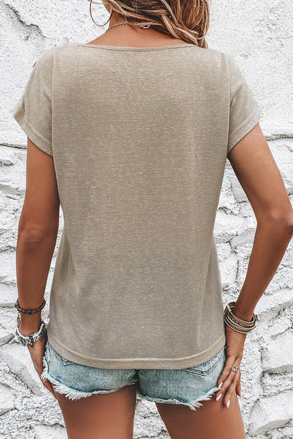 T-shirt décontracté à manches chauve-souris et boutons gris fumé