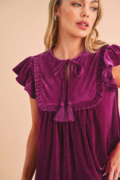 Blouse violette à manches courtes et volants à col noué