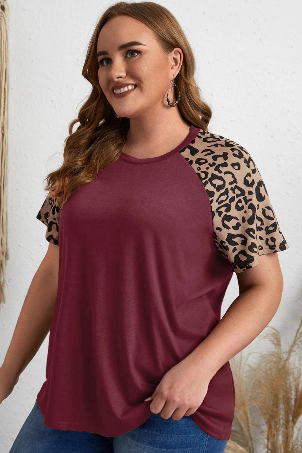 Camiseta de talla grande con manga raglán y leopardo en contraste burdeos