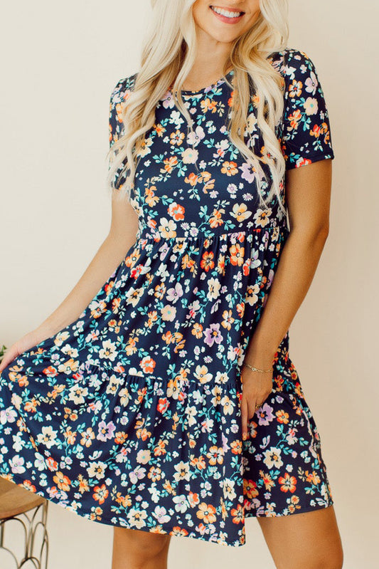 Vestido azul de manga corta con estampado floral