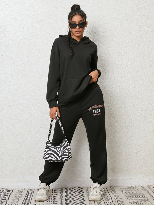 Conjunto de sudadera con capucha y pantalones deportivos con gráfico