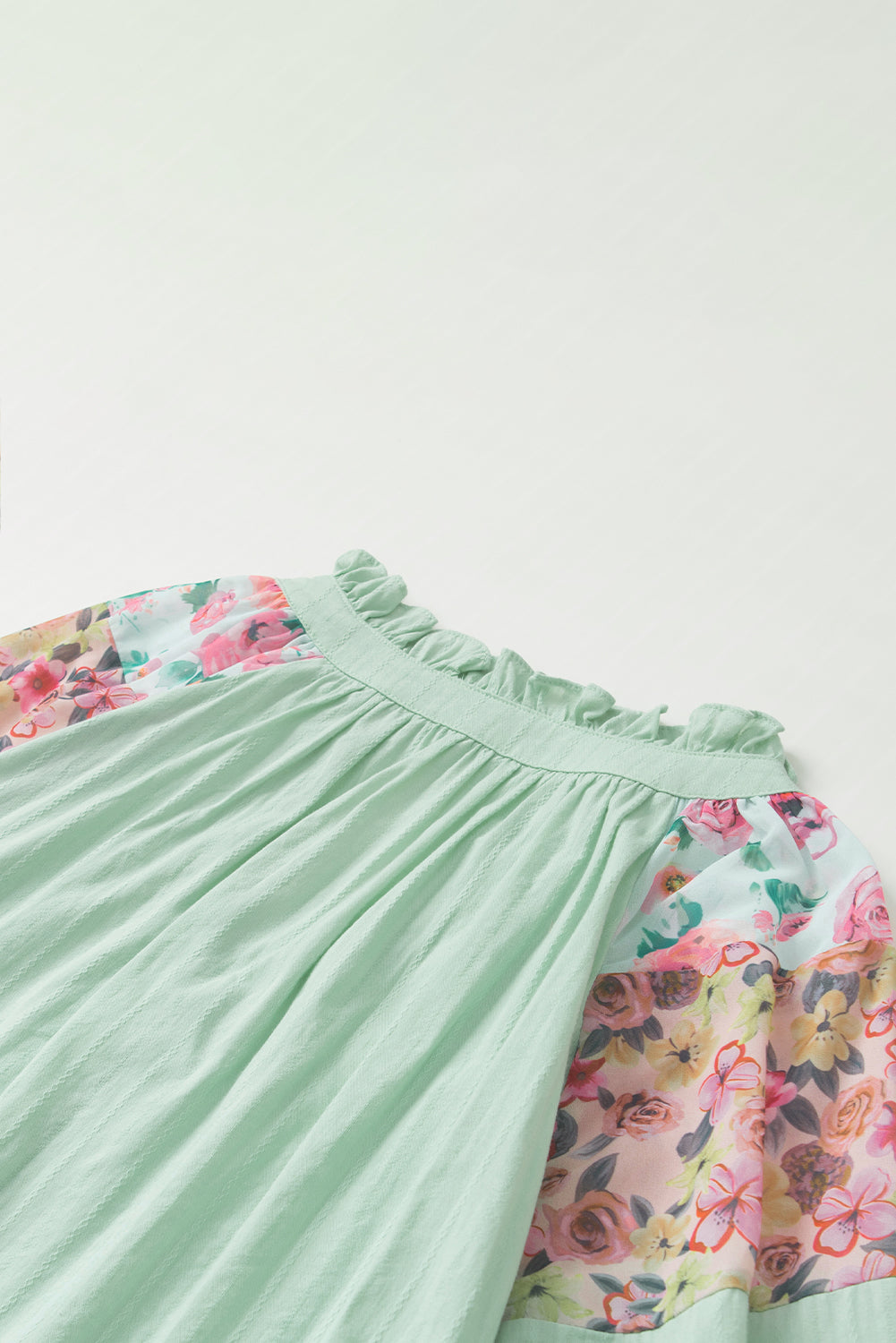 Blusa con estampado floral y cuello dividido con volantes verde