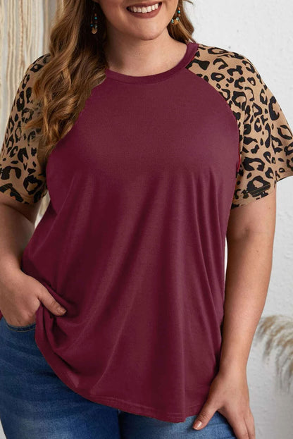 Camiseta de talla grande con manga raglán y leopardo en contraste burdeos