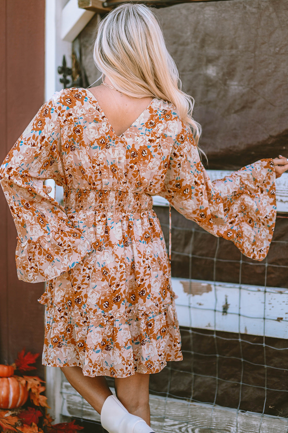 Vestido fruncido con cuello en V y ribete de volantes florales