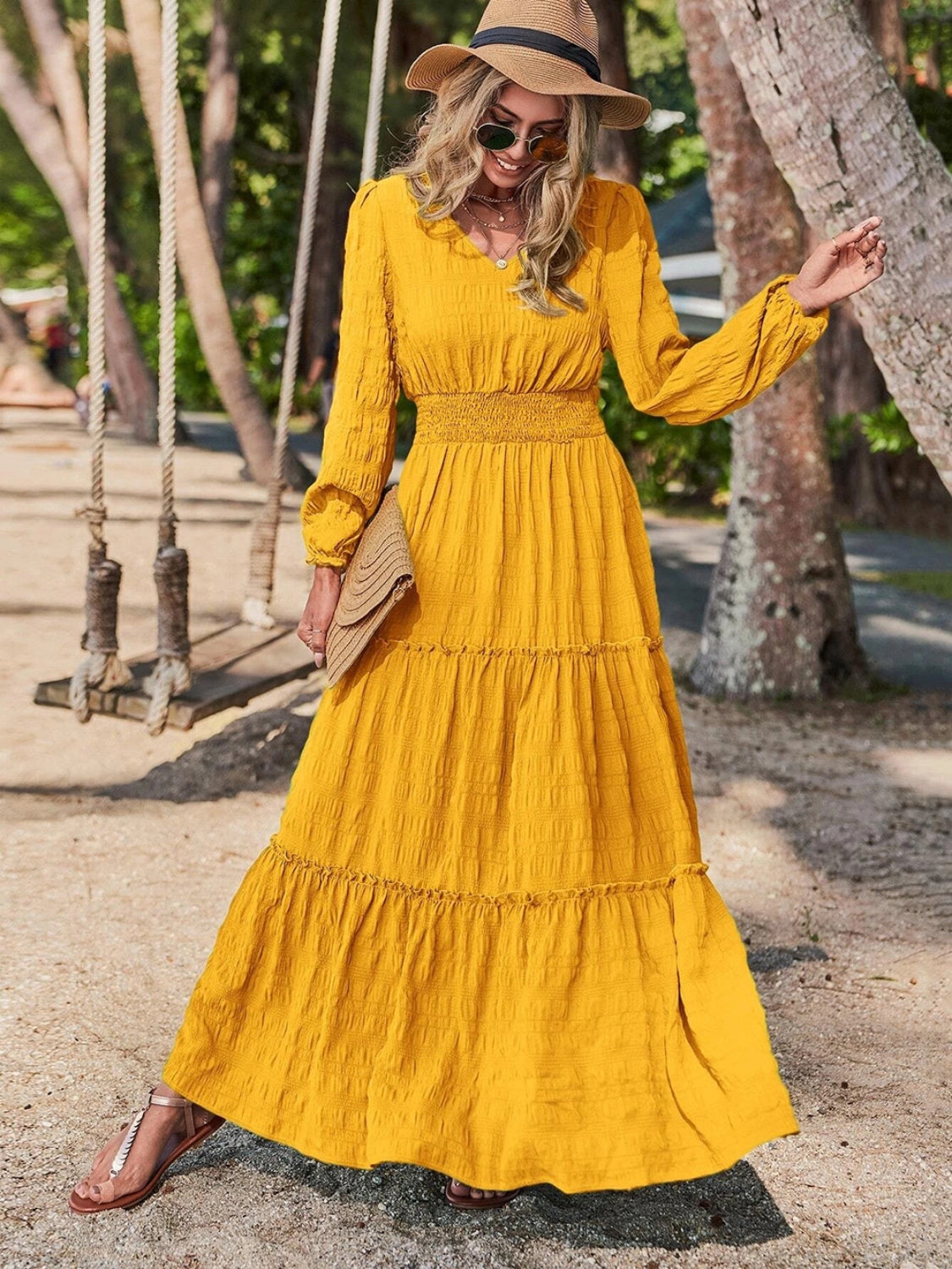 Robe longue à col en V et taille smockée