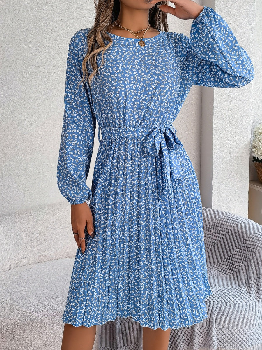 Robe plissée à petites fleurs nouée à la taille