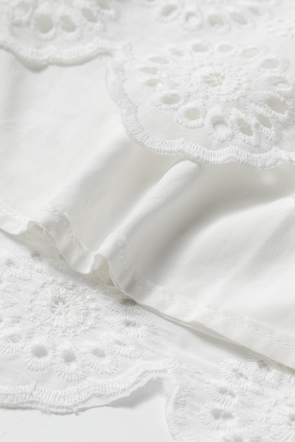 Mini-robe smockée blanche à bretelles réglables