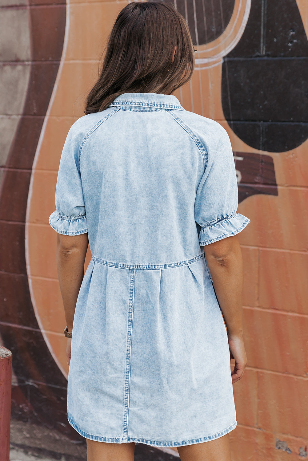 Robe en jean boutonnée à manches courtes et à volants délavé minéral Beau Blue