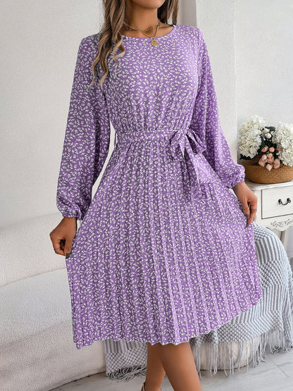 Robe plissée à petites fleurs nouée à la taille