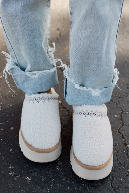 Zapatillas de invierno con suela gruesa de felpa Sherpa bordada blanca