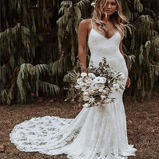 Robe de mariée simple, coupe cintrée, dos nu, bretelles en queue de poisson