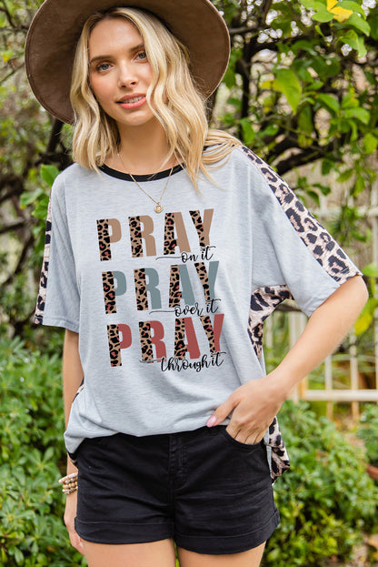 Camiseta holgada con manga dolman y estampado de leopardo en contraste con eslogan PRAY gris