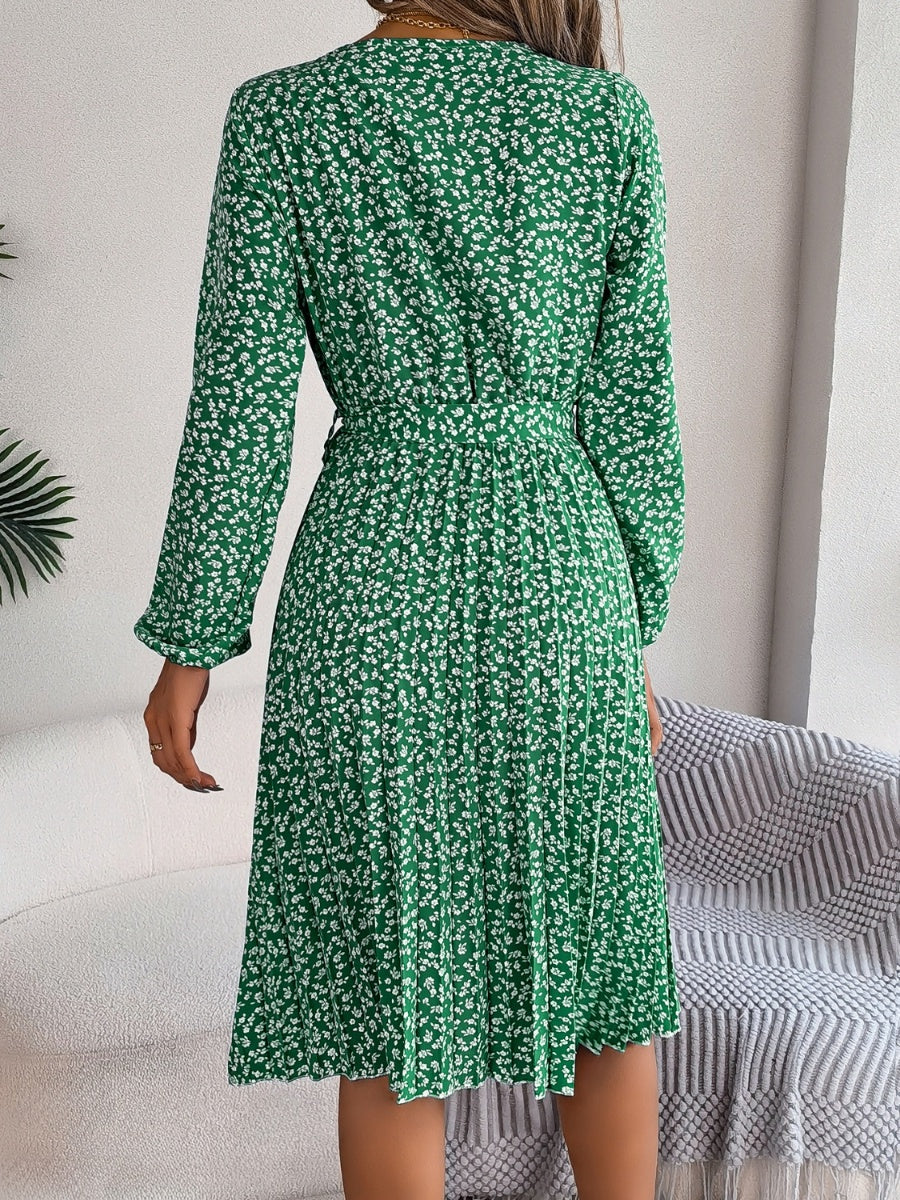 Robe plissée à petites fleurs nouée à la taille