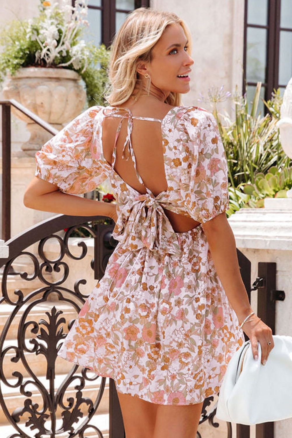 Mini-robe à imprimé floral et nœud papillon dos nu à col carré blanc