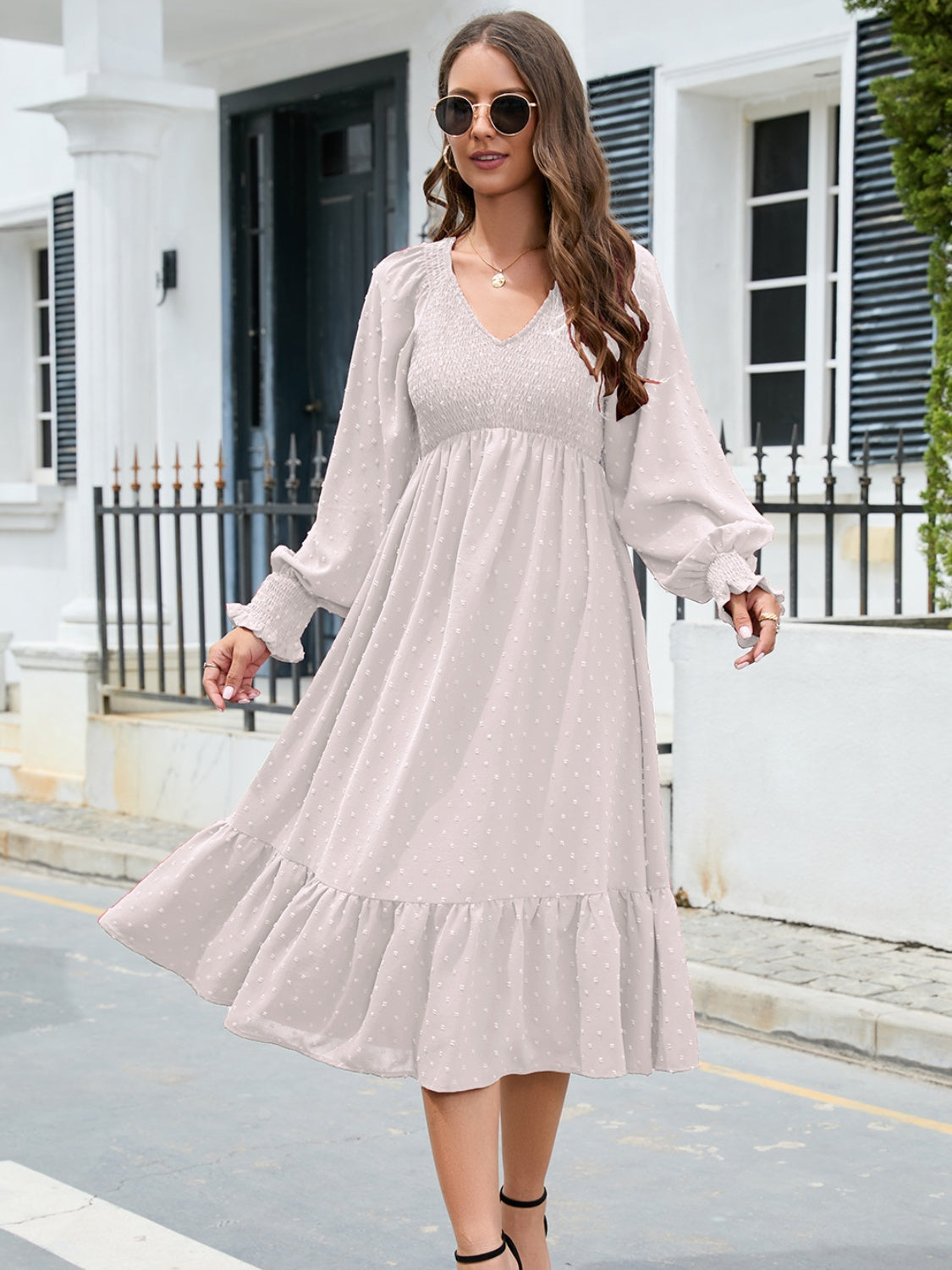 Robe smockée à col en V et manches lanternes avec ourlet à volants