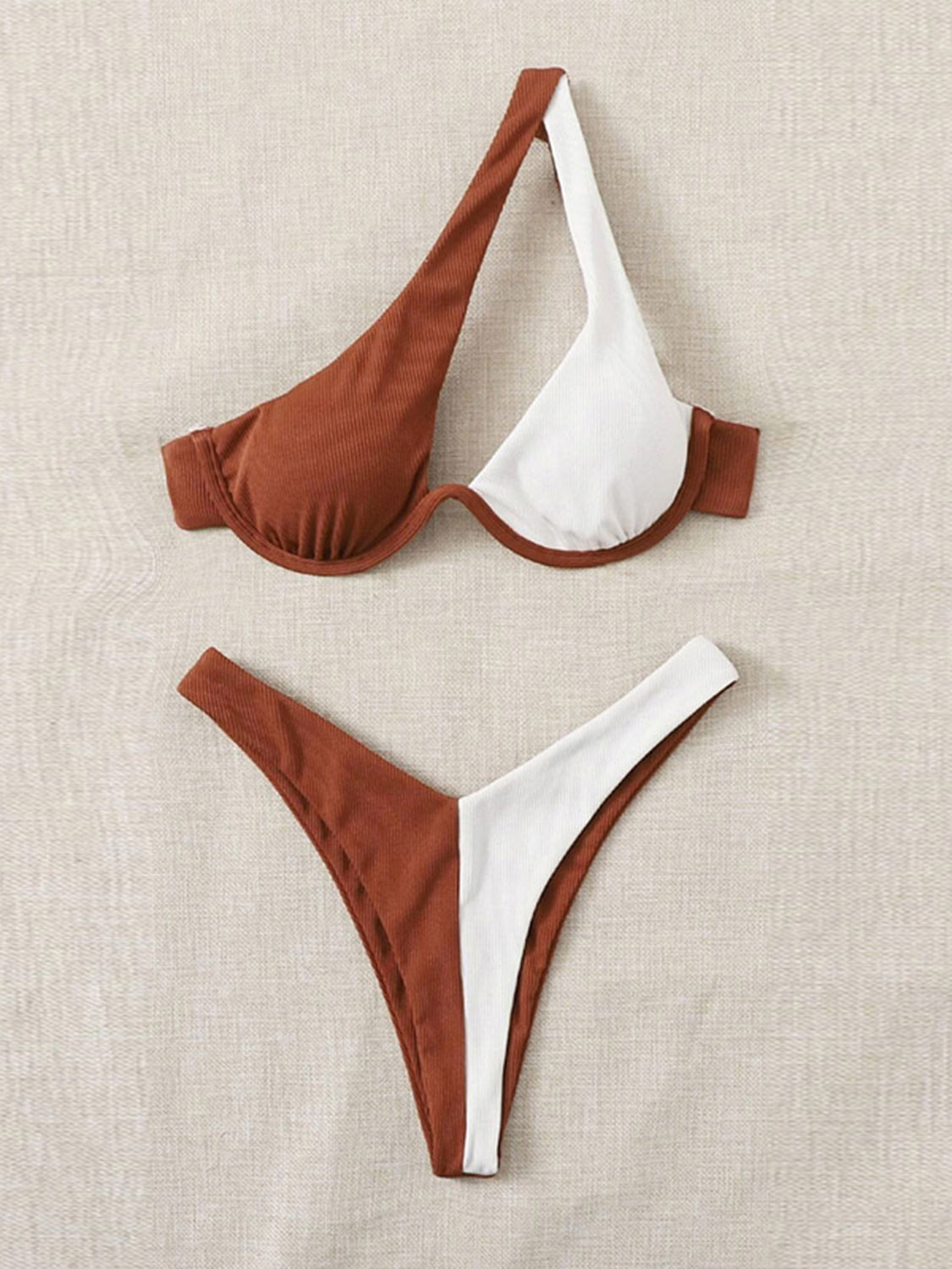 Ensemble de bikini deux pièces contrasté à épaule unique