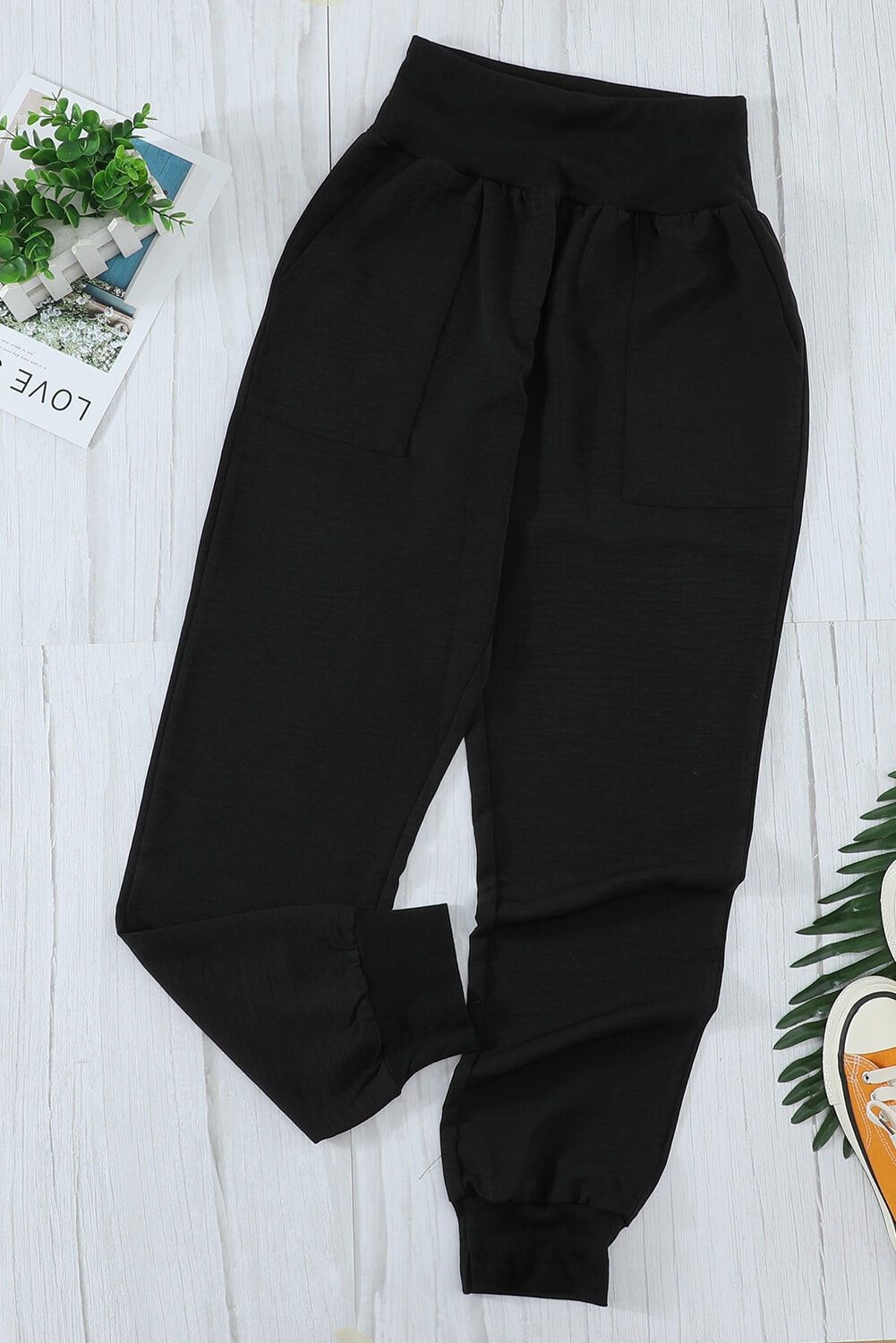 Joggers casuales con bolsillos negros